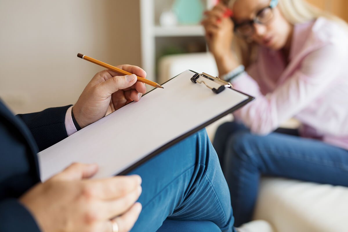 woman talking to therapist about how long does rehab last