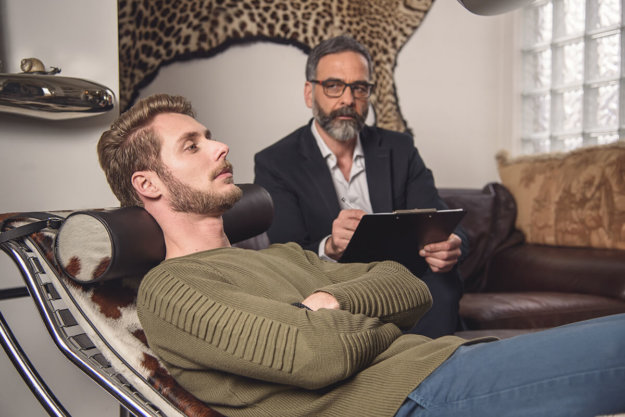 man laying on chaise lounge talking to therapist in a drug rehab in eugene or