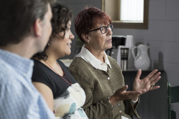 older woman talking to a group about drug rehab near salem oregon