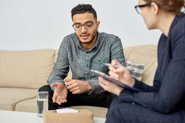 man talking to female therapist at rehab centers in eugene oregon