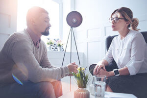 a male patient talking to his female doctor at a Drug Rehab Center near Airway Heights, washington