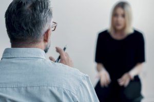 Counselor speaking with patient in an Alcohol Rehab Center near Gresham