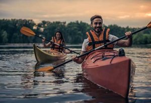 man and woman kayaking at our drug rehab center program near Tualatin, Oregon