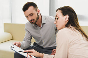 therapist and patient talking at an alcohol addiction treatment center near salem, oregon