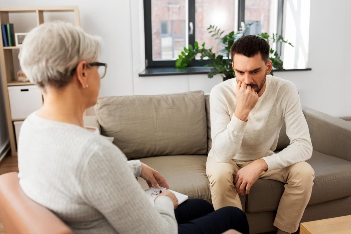 Therapist and client exploring treatment options for bipolar disorder